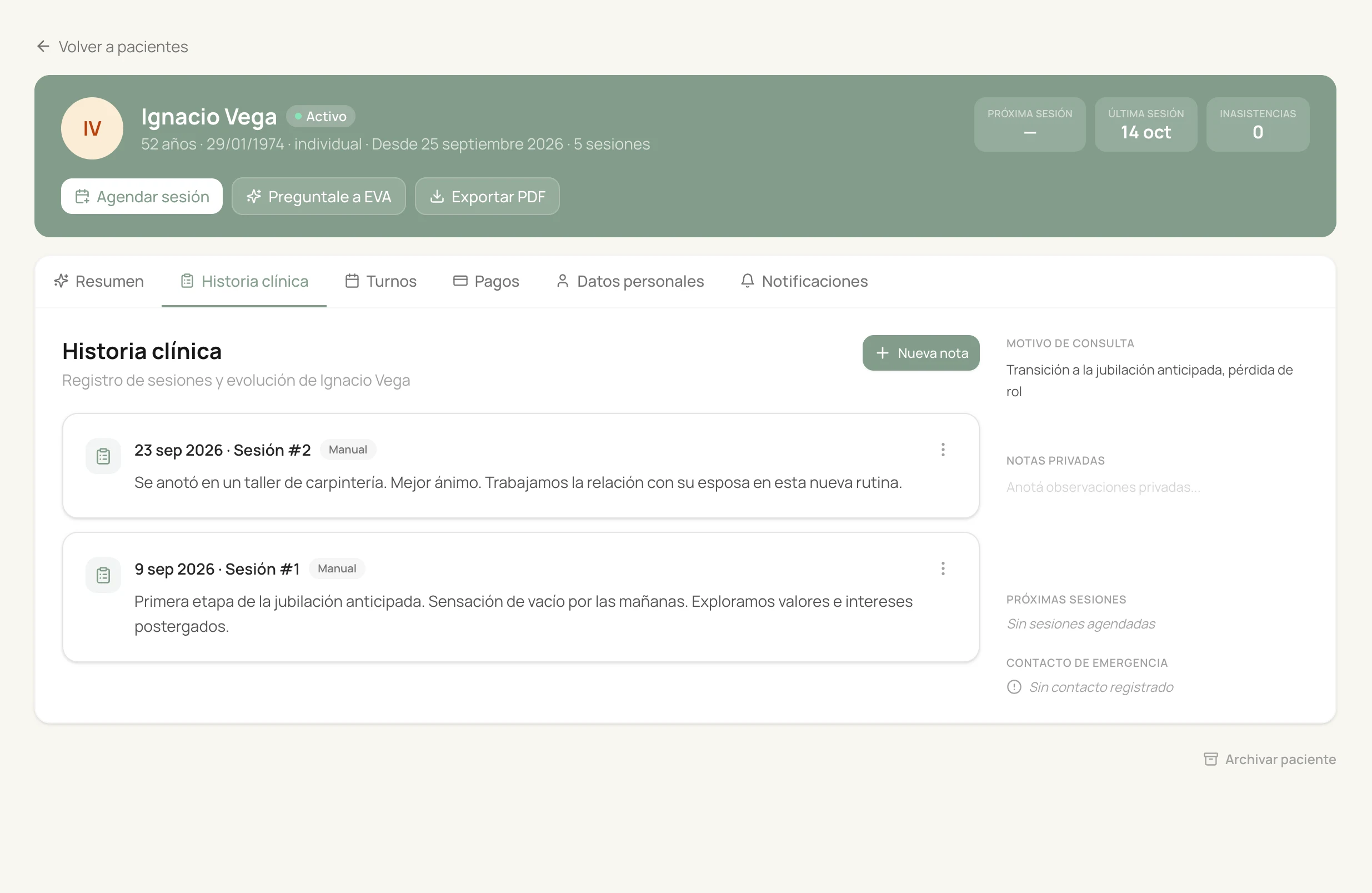 Ficha de un paciente en la pestaña Historia clínica: notas de dos sesiones, motivo de consulta, notas privadas y botones para agendar, preguntarle a EVA y exportar en PDF.